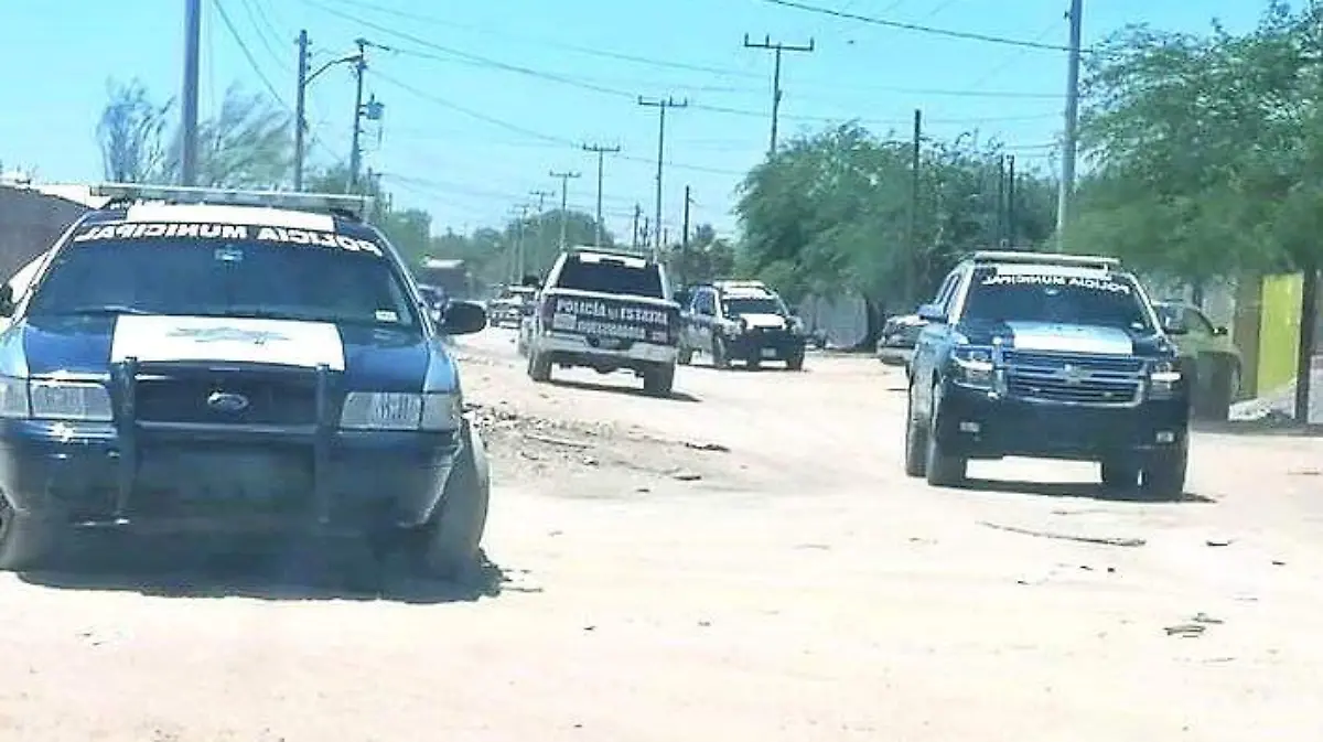 Movilización policíaca, en busca de los responsables de la muerte a balazos de un hombre en la colonia Topahue, esta mañana.